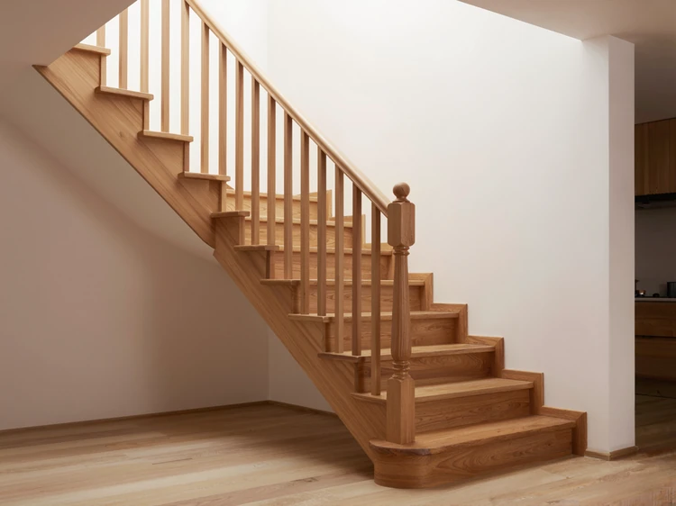 Escalier bois massif sur mesure — finitions soignées.