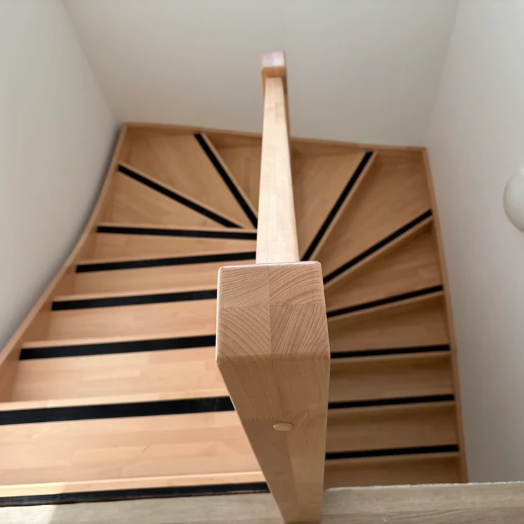 Escalier mixte bois et métal — style contemporain.