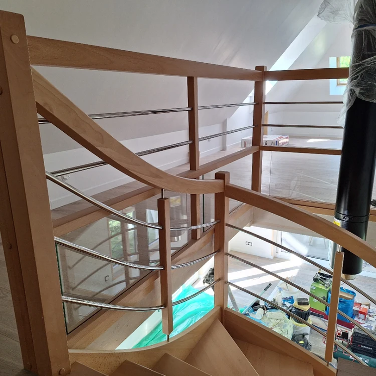 Escalier hêtre classique — crémaillère premium, rampe géométrique.