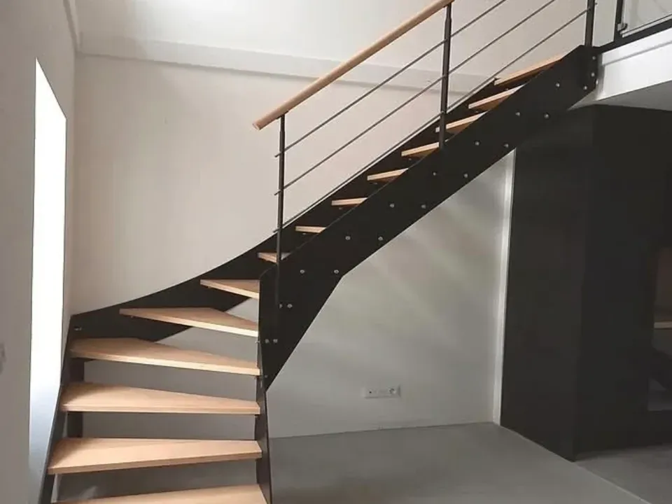 Escalier mixte — bois et métal noir